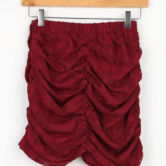 NWT Lulu's Stealing Hearts Wine Red Jacquard Ruched Mini Skirt - size Small - Picture 2 of 6
